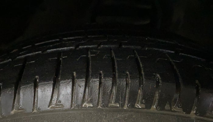 2022 Toyota Innova Crysta 2.7 GX AT 7 STR, Petrol, Automatic, 28,249 km, Right Front Tyre Tread