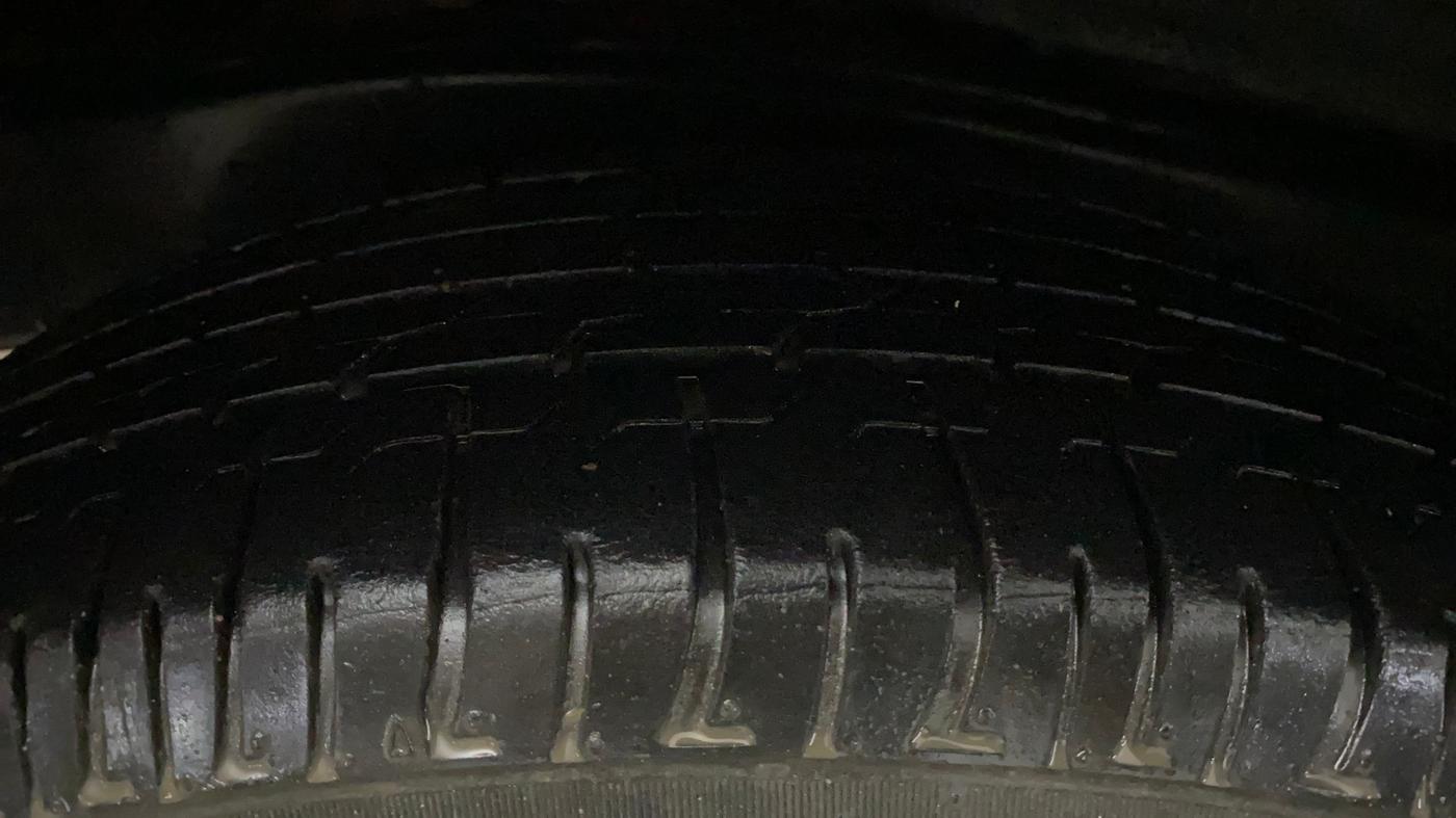 2022 Toyota Innova Crysta 2.7 GX AT 7 STR, Petrol, Automatic, 28,249 km, Right Rear Tyre Tread