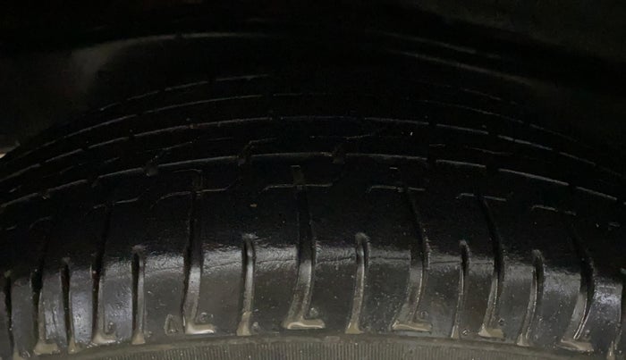 2022 Toyota Innova Crysta 2.7 GX AT 7 STR, Petrol, Automatic, 28,249 km, Right Rear Tyre Tread