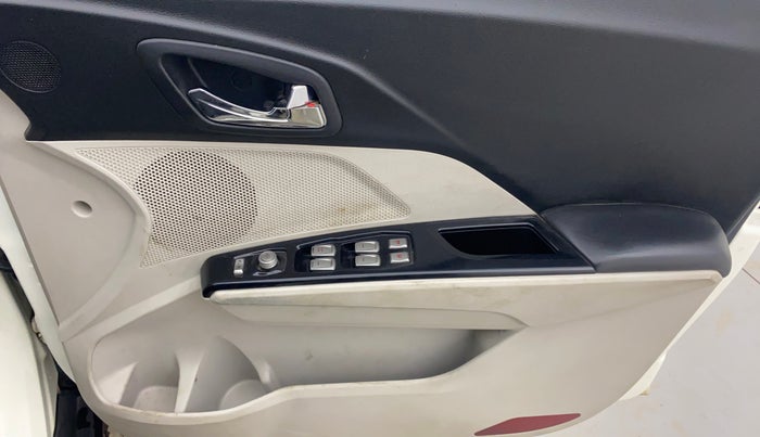 2022 Mahindra XUV300 W8 1.5 DIESEL, Diesel, Manual, 1,02,718 km, Driver Side Door Panels Control