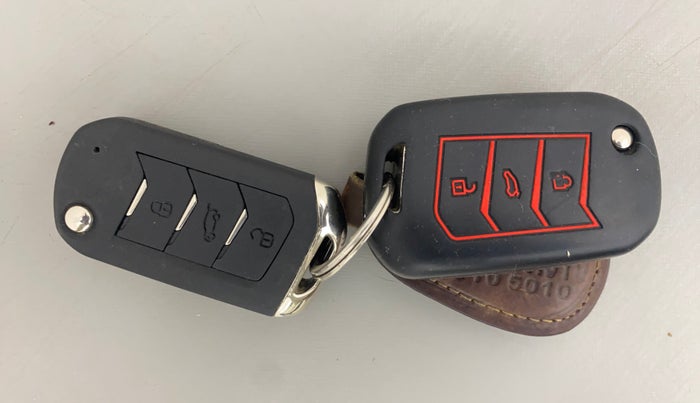 2022 Mahindra XUV300 W8 1.5 DIESEL, Diesel, Manual, 1,02,718 km, Key Close Up