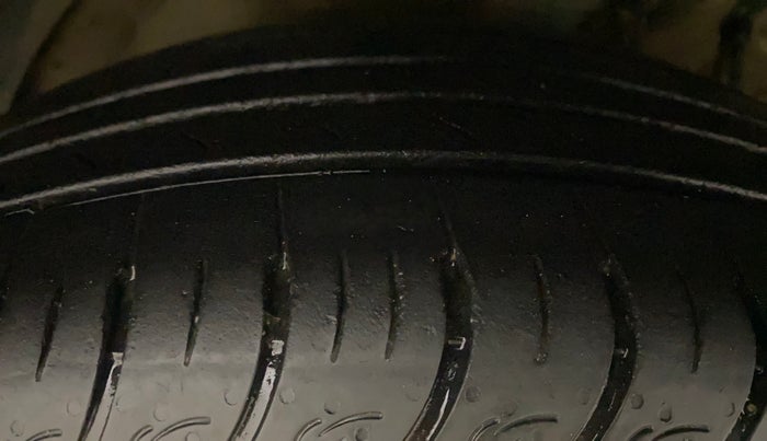 2022 Mahindra XUV300 W8 1.5 DIESEL, Diesel, Manual, 1,02,718 km, Right Front Tyre Tread