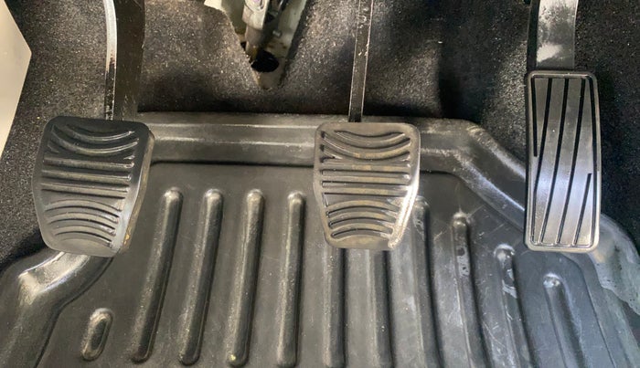 2022 Mahindra XUV300 W8 1.5 DIESEL, Diesel, Manual, 1,02,718 km, Pedals