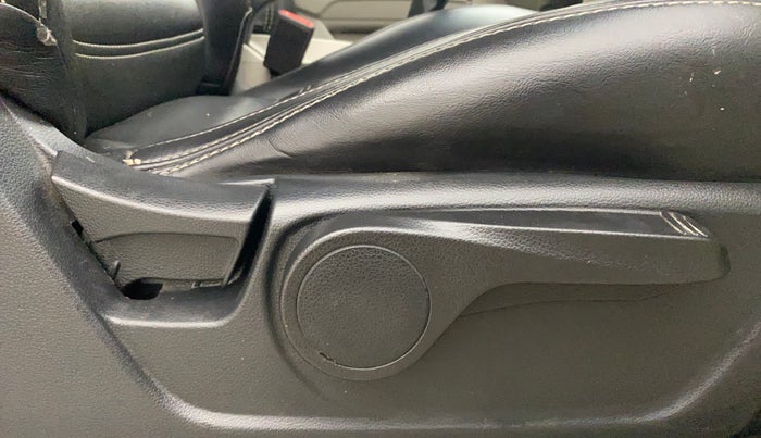 2022 Mahindra XUV300 W8 1.5 DIESEL, Diesel, Manual, 1,02,718 km, Driver Side Adjustment Panel