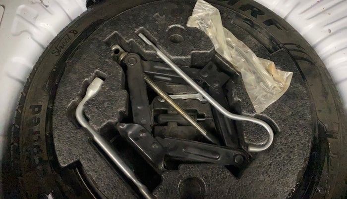 2022 Mahindra XUV300 W8 1.5 DIESEL, Diesel, Manual, 1,02,718 km, Spare Tyre