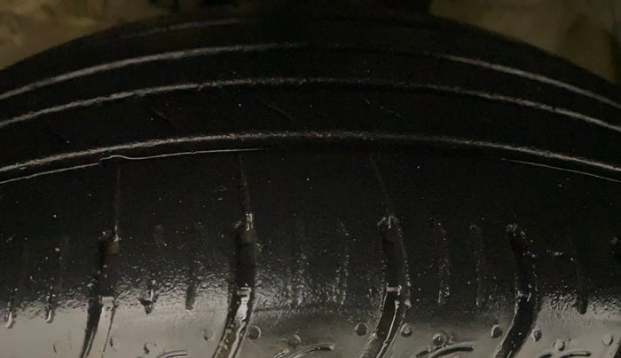 2022 Mahindra XUV300 W8 1.5 DIESEL, Diesel, Manual, 1,02,718 km, Left Front Tyre Tread