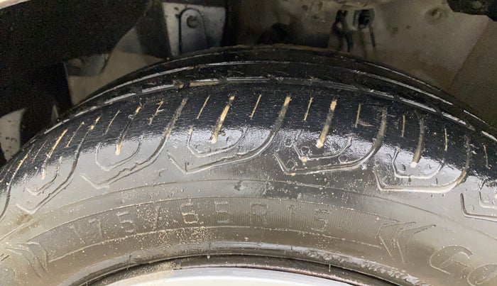 2015 Honda City 1.5L I-VTEC SV CVT, Petrol, Automatic, 1,04,073 km, Left Front Tyre Tread