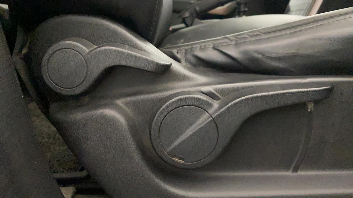 2019 Mahindra XUV500 W7, Diesel, Manual, 96,026 km, Driver Side Adjustment Panel