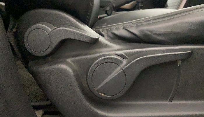 2019 Mahindra XUV500 W7, Diesel, Manual, 96,226 km, Driver Side Adjustment Panel