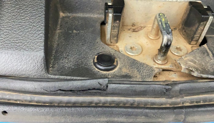2016 Maruti Vitara Brezza ZDI PLUS, Diesel, Manual, 1,38,311 km, Dicky (Boot door) - Weather strip has minor damage
