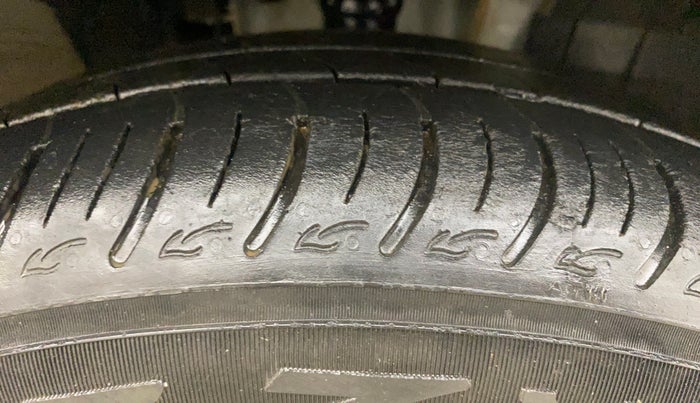 2023 Renault TRIBER RXZ, Petrol, Manual, 33,587 km, Right Front Tyre Tread