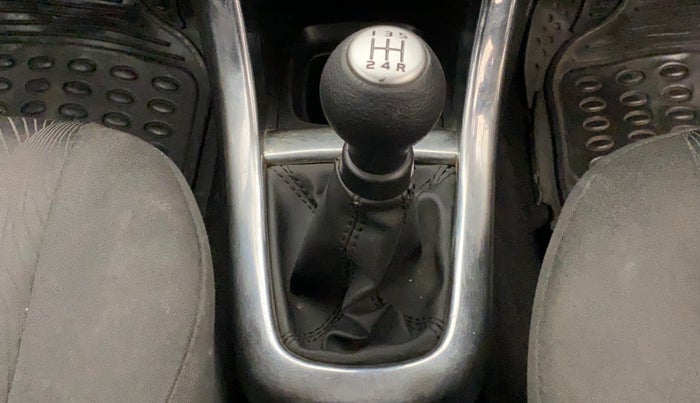 2014 Maruti Swift VDI, Diesel, Manual, 1,02,174 km, Gear lever - Boot cover slightly torn