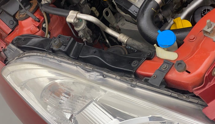 2014 Maruti Swift VDI, Diesel, Manual, 1,02,174 km, Right headlight - Clamp has minor damage