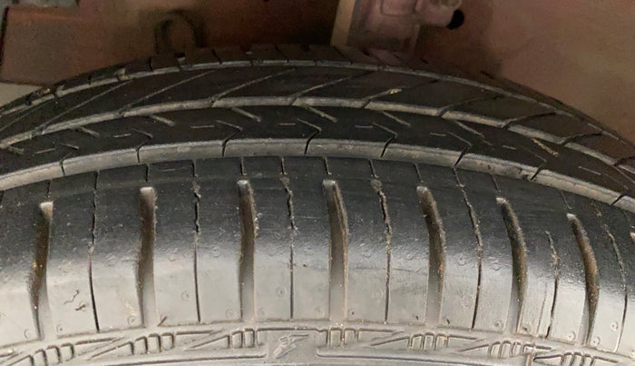 2014 Maruti Swift VDI, Diesel, Manual, 1,02,174 km, Left Front Tyre Tread