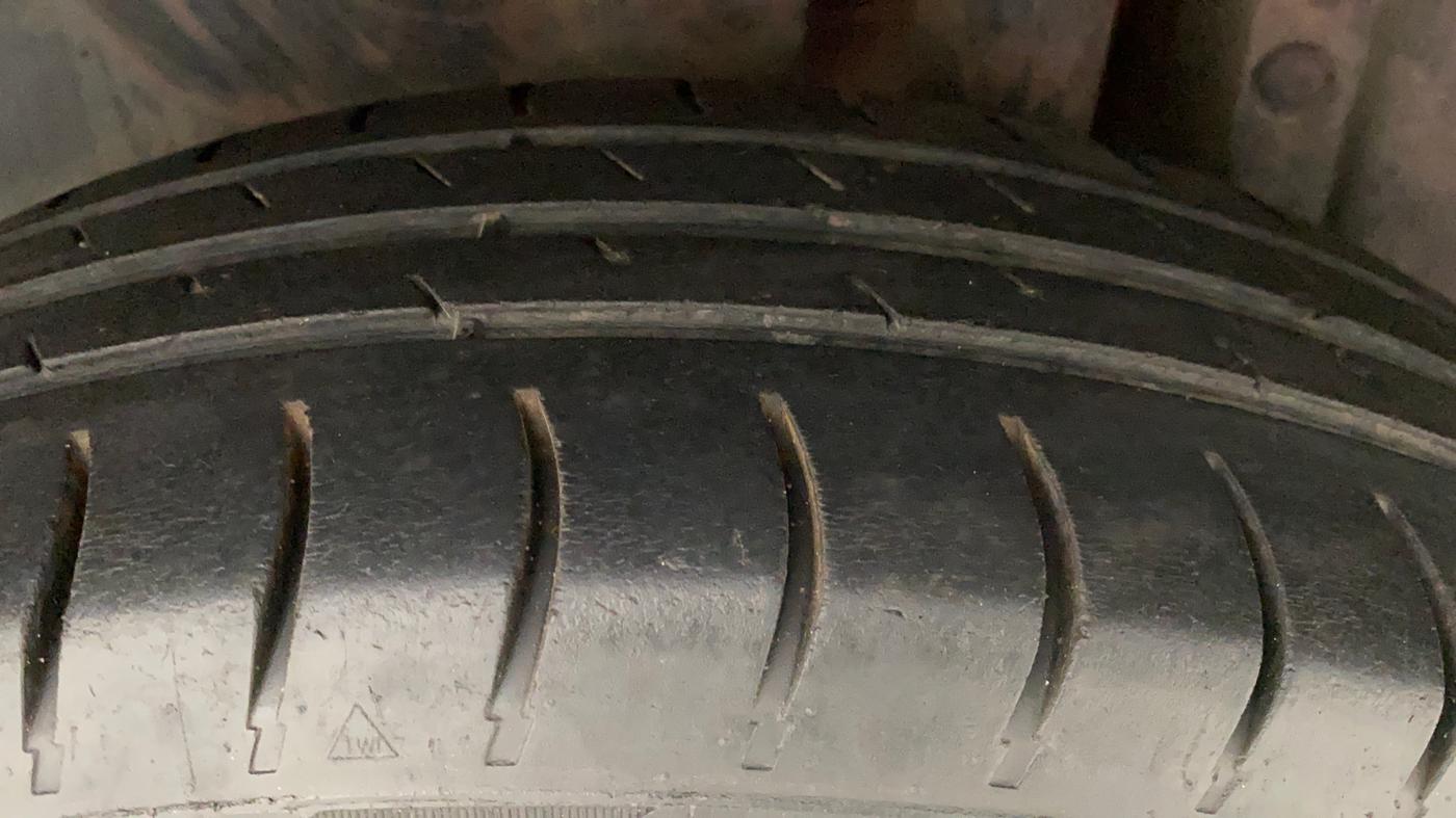 2014 Maruti Swift VDI, Diesel, Manual, 1,02,174 km, Left Rear Tyre Tread