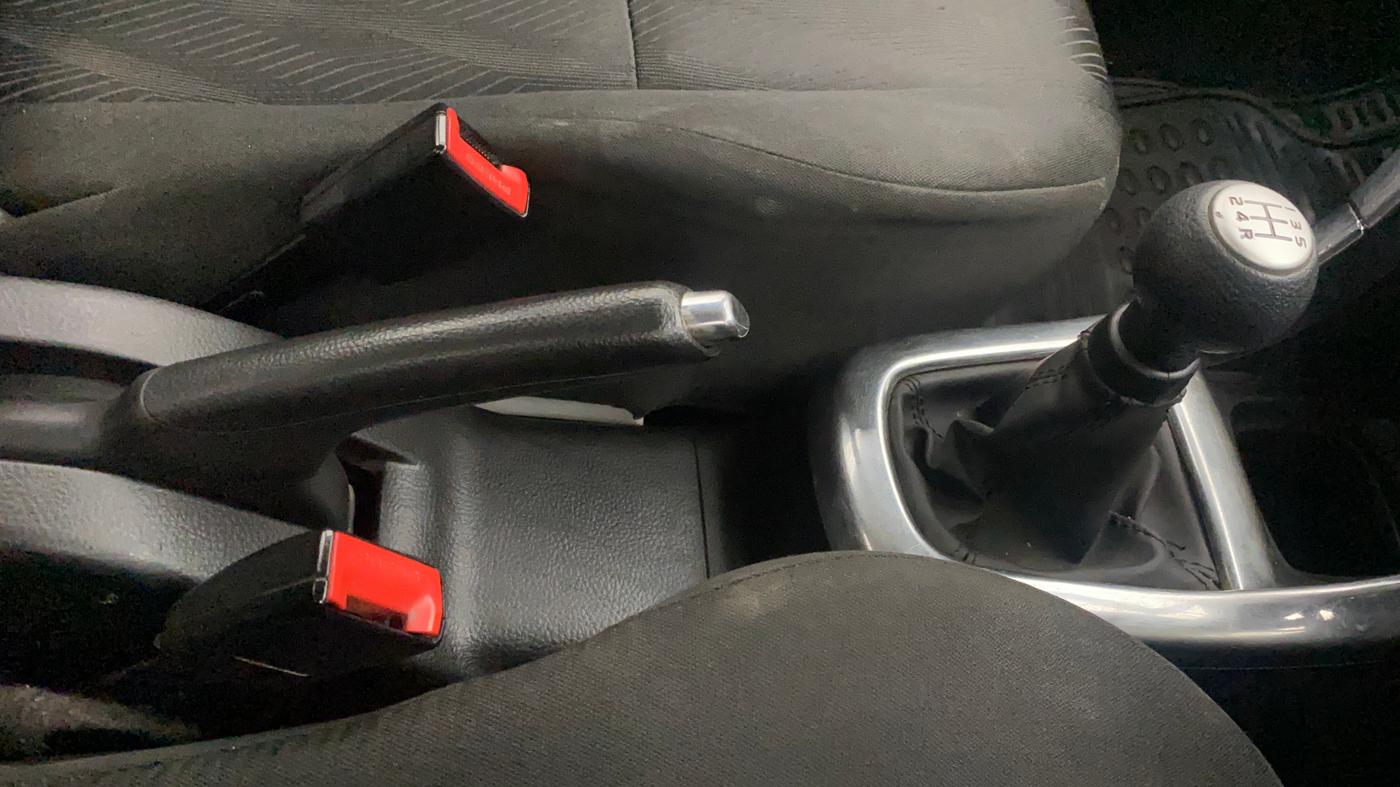2014 Maruti Swift VDI, Diesel, Manual, 1,02,174 km, Gear Lever
