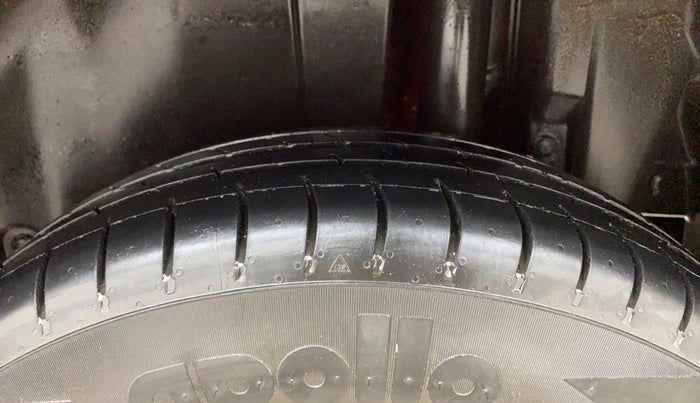 2014 Maruti Swift VXI, Petrol, Manual, 1,43,058 km, Left Rear Tyre Tread