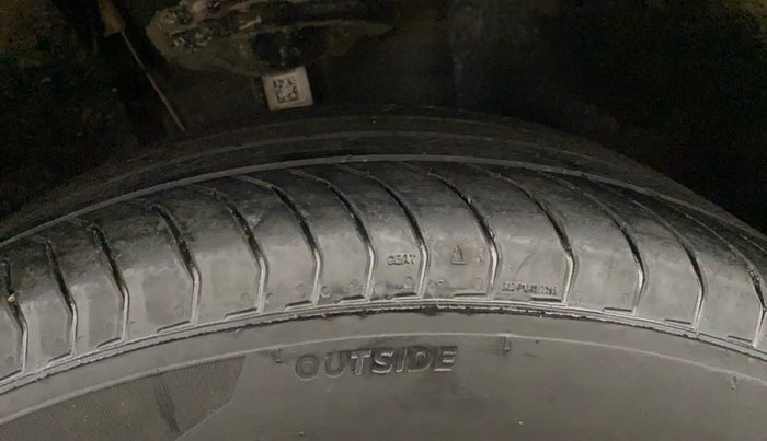 2025 Skoda KUSHAQ ACTIVE 1.0L TSI MT, Petrol, Manual, 33,755 km, Right Front Tyre Tread