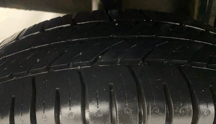 2017 Renault Kwid RXT 1.0 AMT, Petrol, Automatic, 74,551 km, Right Rear Tyre Tread