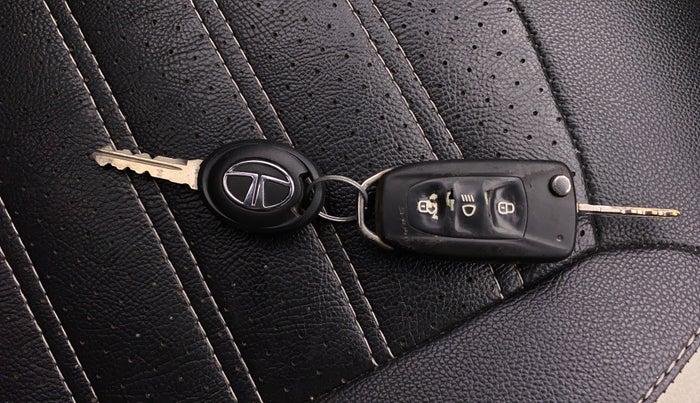 2017 Tata Tiago XZ PETROL, Petrol, Manual, 1,22,932 km, Key Close Up