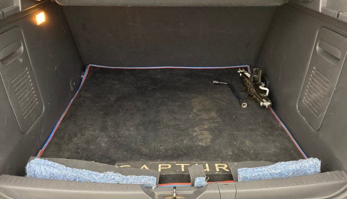 2017 Renault Captur RXT DIESEL MT, Diesel, Manual, 34,690 km, Boot Inside