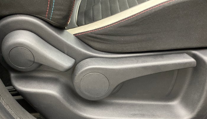 2017 Renault Captur RXT DIESEL MT, Diesel, Manual, 34,690 km, Driver Side Adjustment Panel