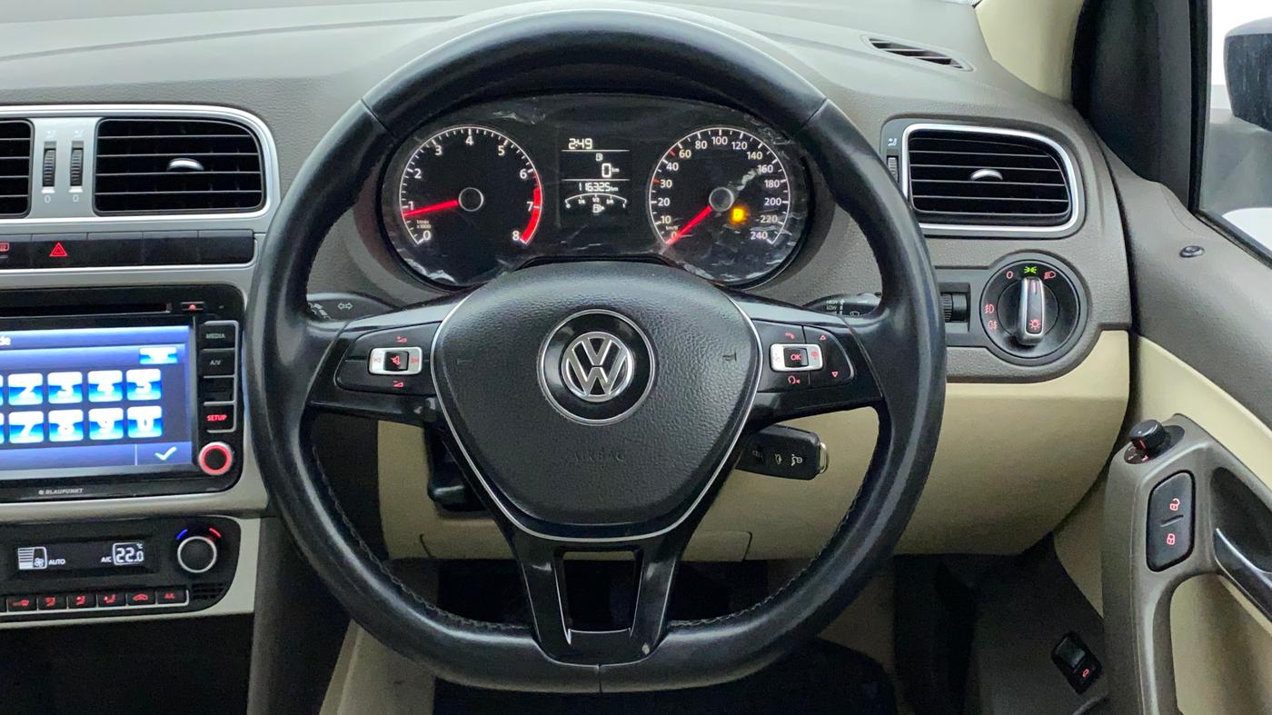 2015 Volkswagen Vento HIGHLINE 1.6 MPI, Petrol, Manual, 1,16,325 km, Steering Wheel Close Up