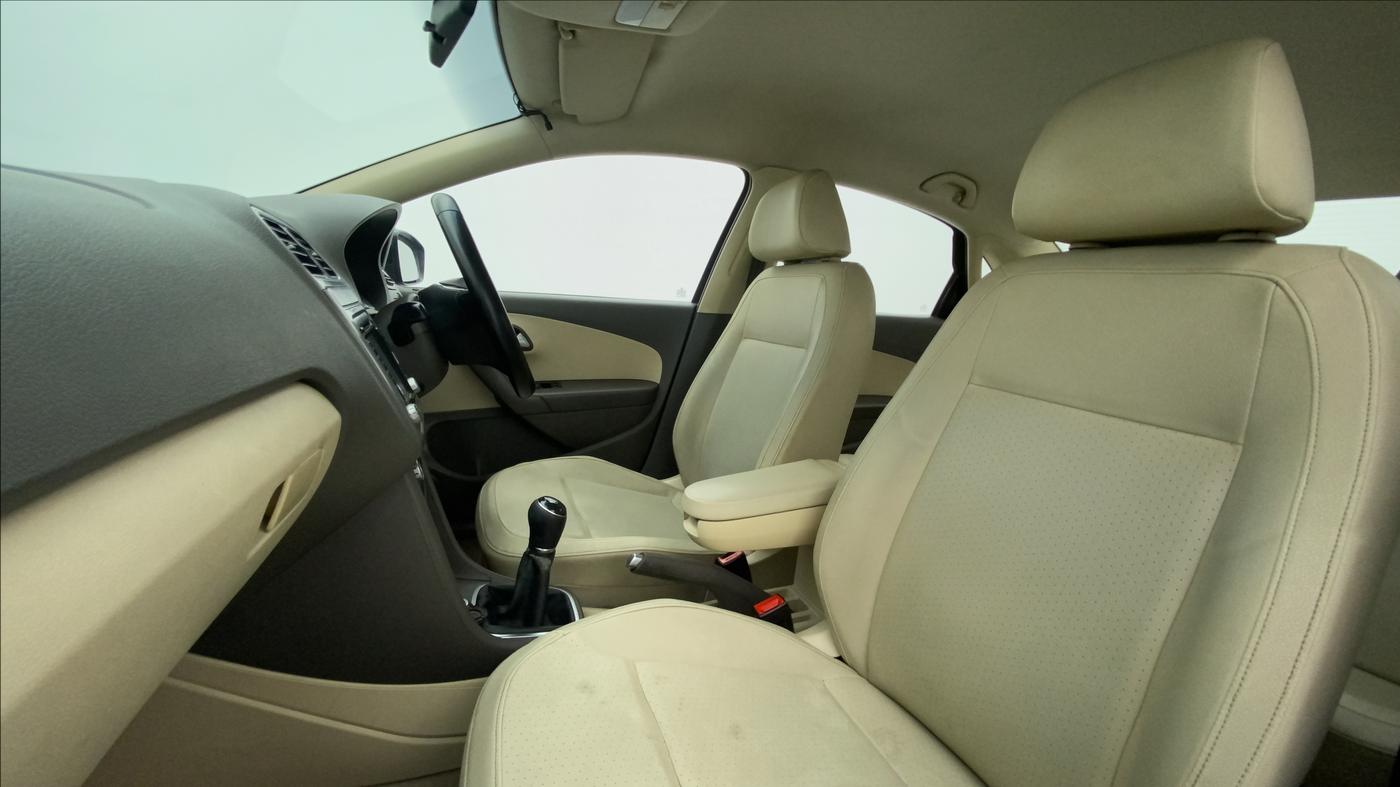 2015 Volkswagen Vento HIGHLINE 1.6 MPI, Petrol, Manual, 1,16,325 km, Right Side Front Door Cabin