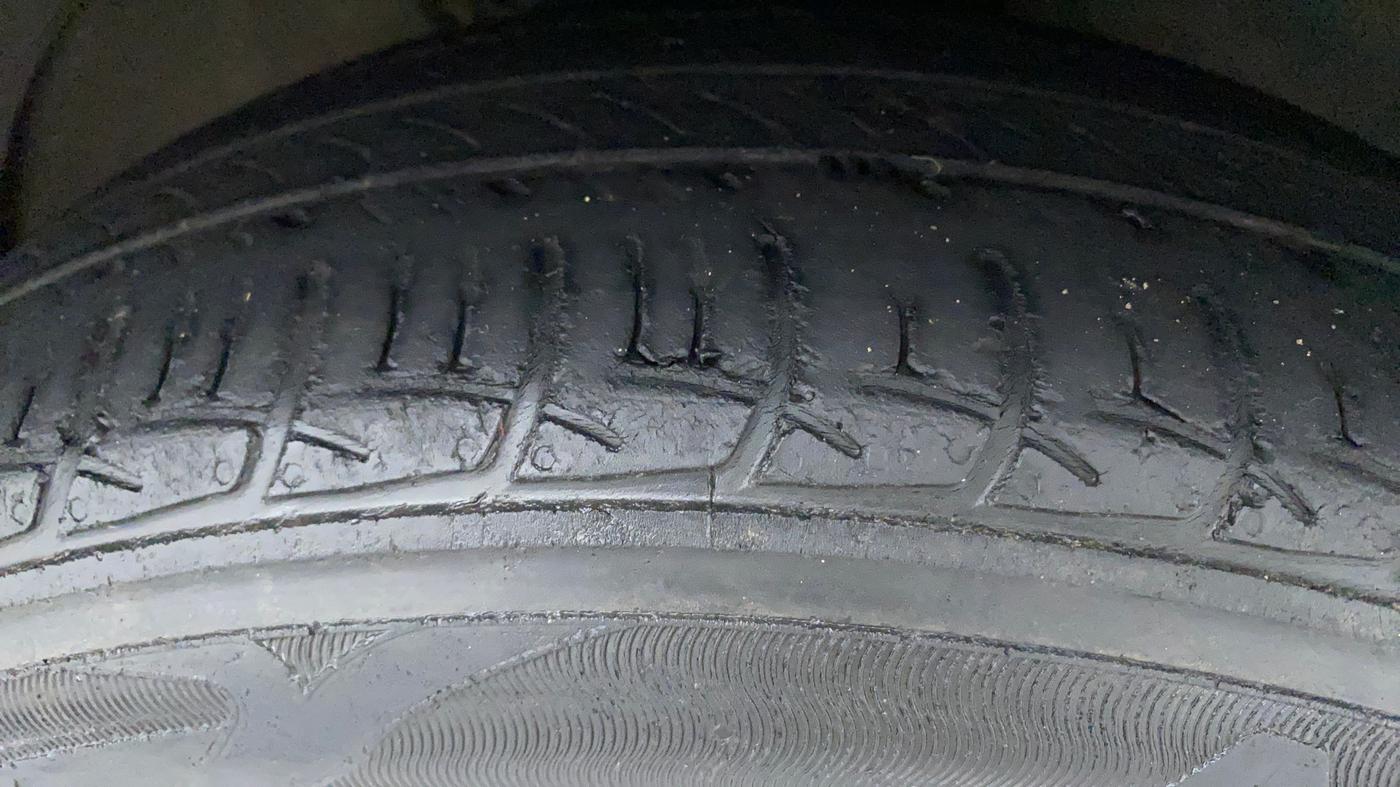 2015 Volkswagen Vento HIGHLINE 1.6 MPI, Petrol, Manual, 1,16,325 km, Right Front Tyre Tread