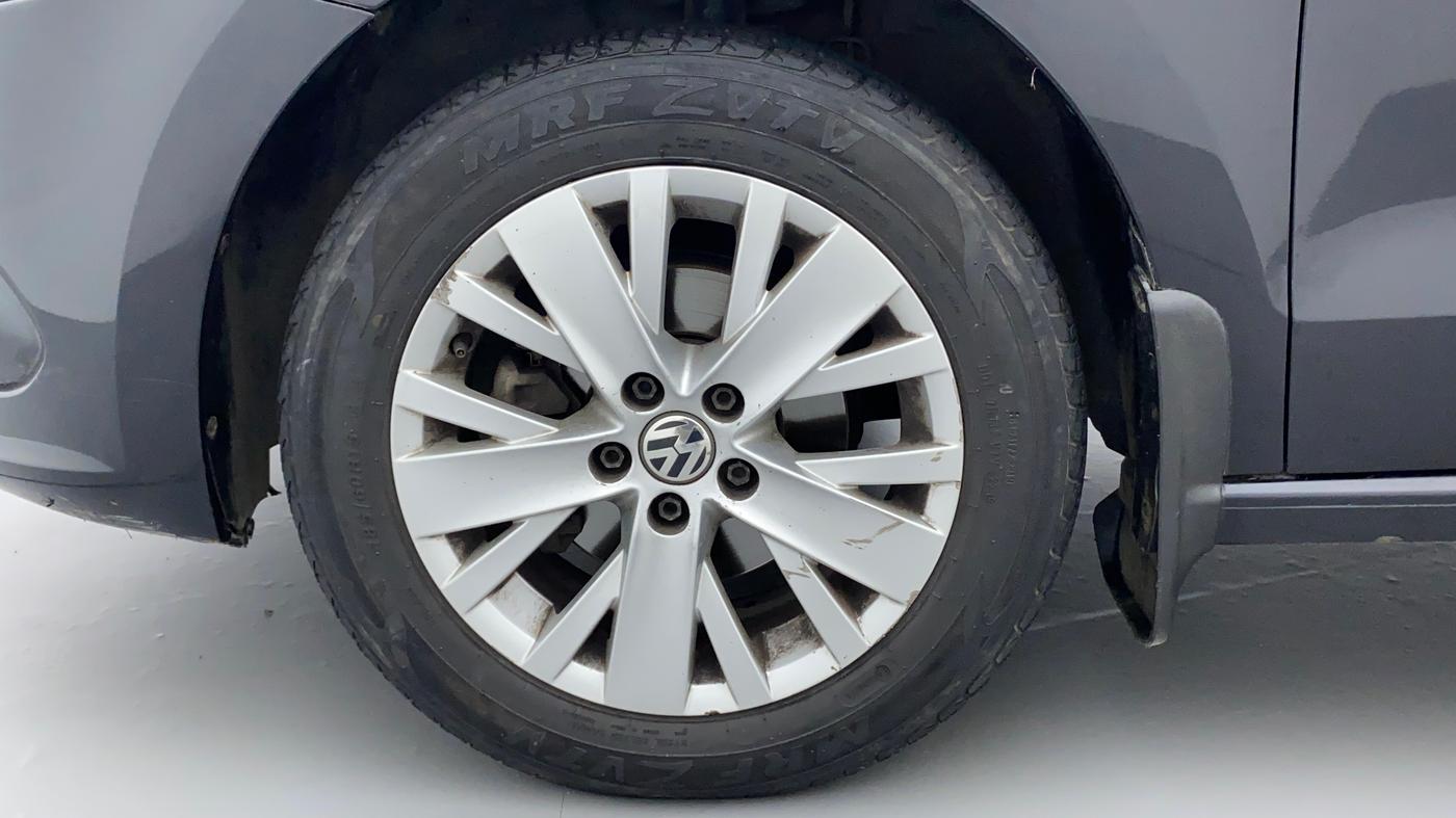 2015 Volkswagen Vento HIGHLINE 1.6 MPI, Petrol, Manual, 1,16,325 km, Left Front Wheel