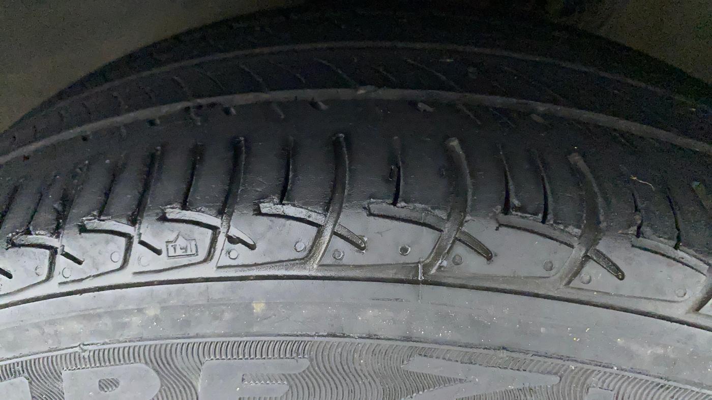 2015 Volkswagen Vento HIGHLINE 1.6 MPI, Petrol, Manual, 1,16,325 km, Left Front Tyre Tread