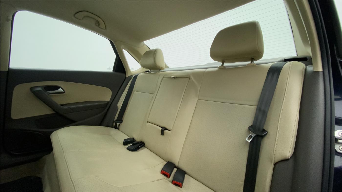 2015 Volkswagen Vento HIGHLINE 1.6 MPI, Petrol, Manual, 1,16,325 km, Right Side Rear Door Cabin