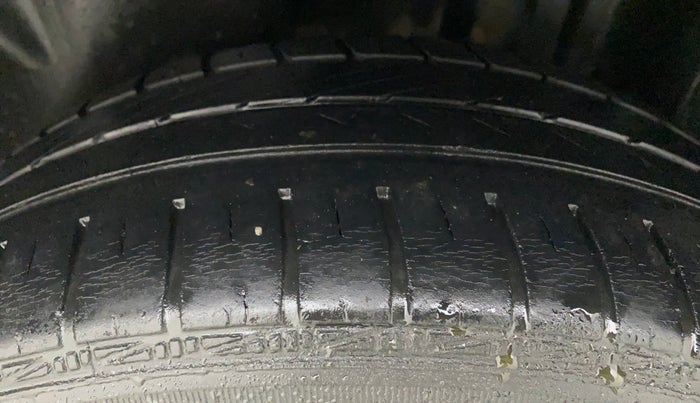 2011 Volkswagen Vento COMFORTLINE 1.6, Petrol, Manual, 96,152 km, Left Rear Tyre Tread