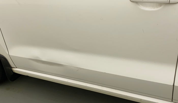 2011 Volkswagen Vento COMFORTLINE 1.6, Petrol, Manual, 96,152 km, Front passenger door - Minor scratches
