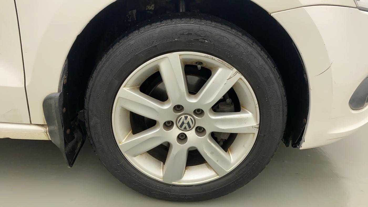 2011 Volkswagen Vento COMFORTLINE 1.6, Petrol, Manual, 96,152 km, Right Front Wheel