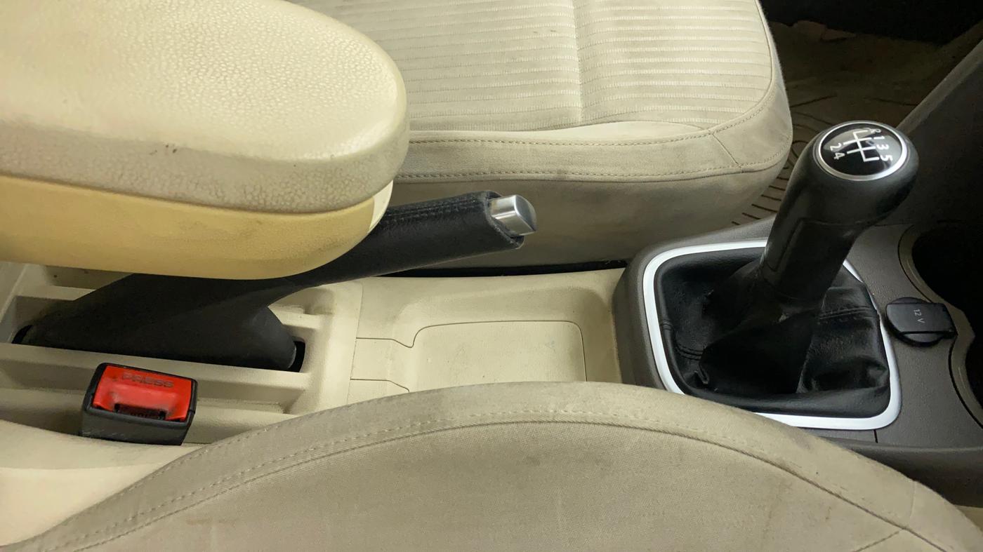 2011 Volkswagen Vento COMFORTLINE 1.6, Petrol, Manual, 96,152 km, Gear Lever