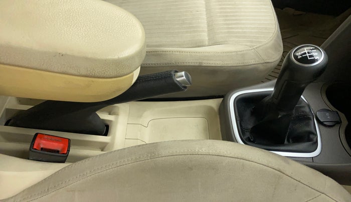 2011 Volkswagen Vento COMFORTLINE 1.6, Petrol, Manual, 96,152 km, Gear Lever