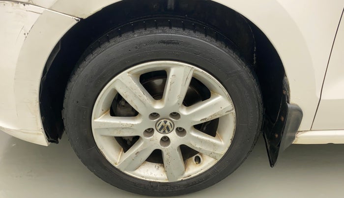 2011 Volkswagen Vento COMFORTLINE 1.6, Petrol, Manual, 96,152 km, Left front tyre - Minor crack