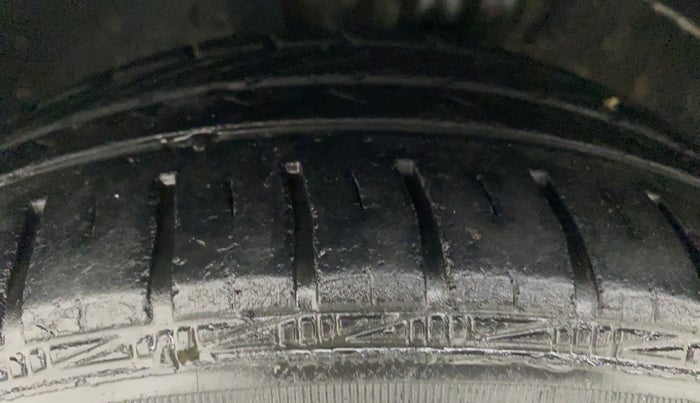 2011 Volkswagen Vento COMFORTLINE 1.6, Petrol, Manual, 96,152 km, Left Front Tyre Tread