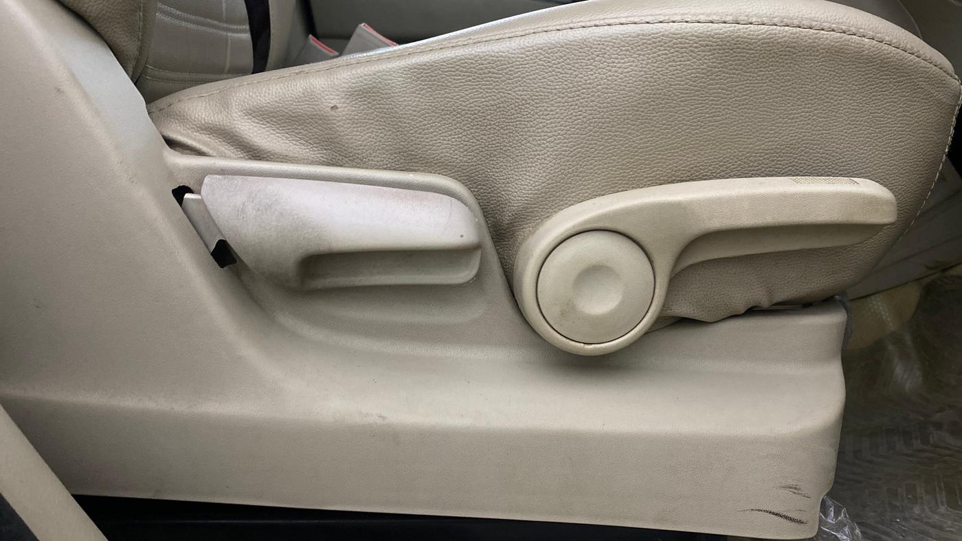 2017 Maruti Ertiga ZXI+, Petrol, Manual, 1,16,094 km, Driver Side Adjustment Panel