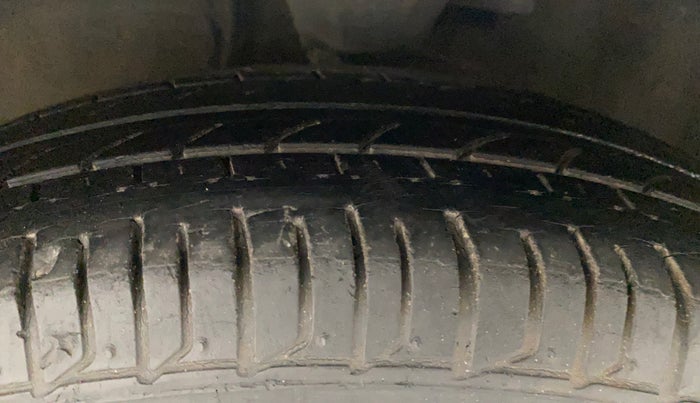 2011 Hyundai i10 MAGNA 1.2, Petrol, Manual, 27,813 km, Left Front Tyre Tread