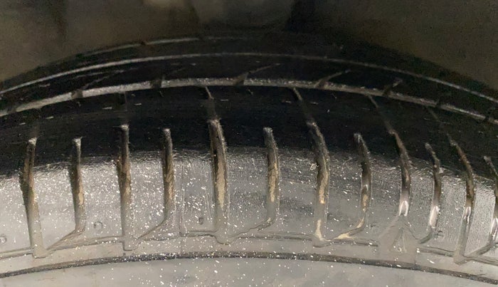 2011 Hyundai i10 MAGNA 1.2, Petrol, Manual, 27,813 km, Right Front Tyre Tread