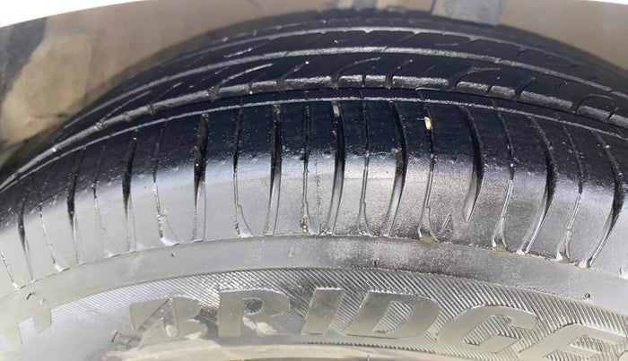 2017 Hyundai Grand i10 SPORTZ (O) 1.2 KAPPA VTVT, Petrol, Manual, 38,846 km, Right Front Tyre Tread