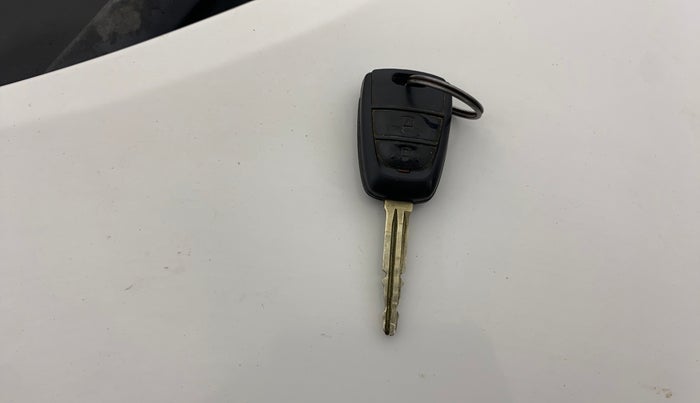 2017 Hyundai Grand i10 SPORTZ (O) 1.2 KAPPA VTVT, Petrol, Manual, 38,846 km, Key Close Up