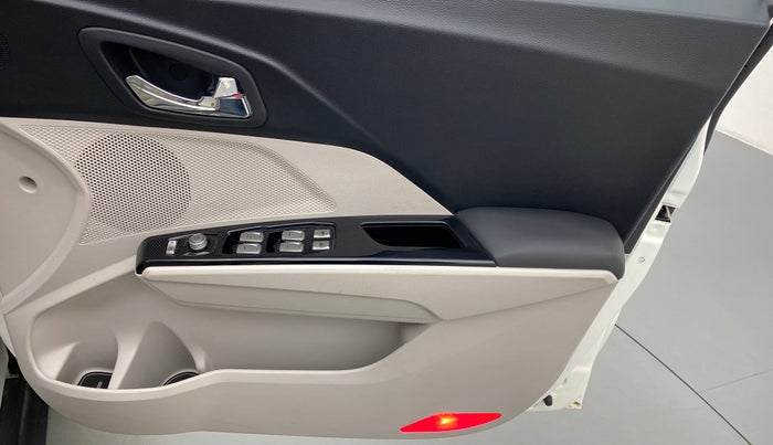 2021 Mahindra XUV300 1.2 W8 OPT, Petrol, Manual, 3,154 km, Driver Side Door Panels Control