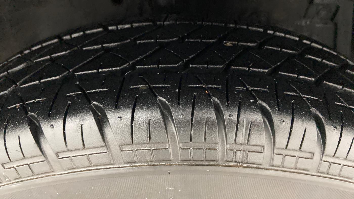 2017 Maruti Swift VXI D, Petrol, Manual, 17,149 km, Right Front Tyre Tread