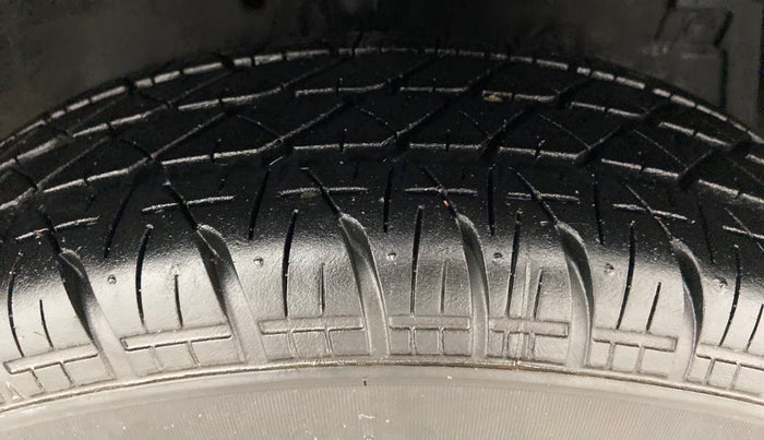 2017 Maruti Swift VXI D, Petrol, Manual, 17,149 km, Right Front Tyre Tread