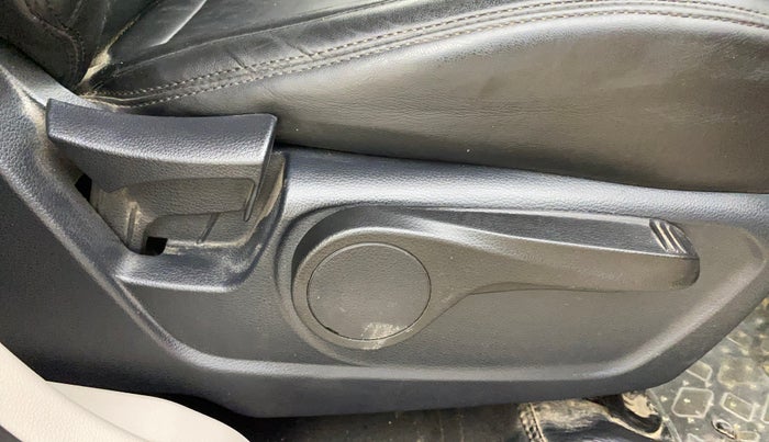 2019 Mahindra XUV300 W8 1.5 DIESEL, Diesel, Manual, 94,072 km, Driver Side Adjustment Panel