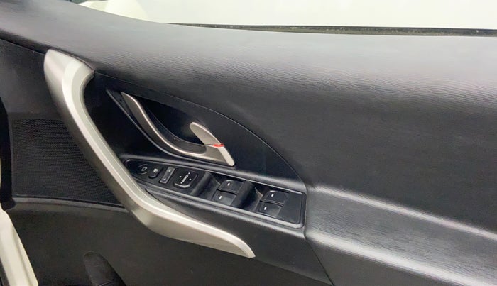 2018 Mahindra XUV500 W9, Diesel, Manual, 45,996 km, Right front window switch / handle - Master window function not working