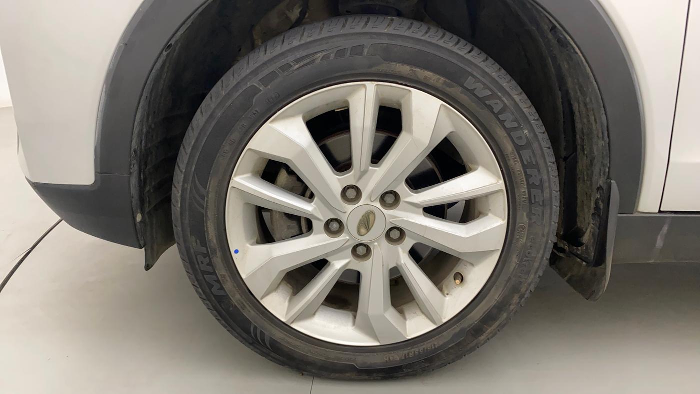 2020 Mahindra XUV300 W8 1.2 PETROL, Petrol, Manual, 30,717 km, Left Front Wheel